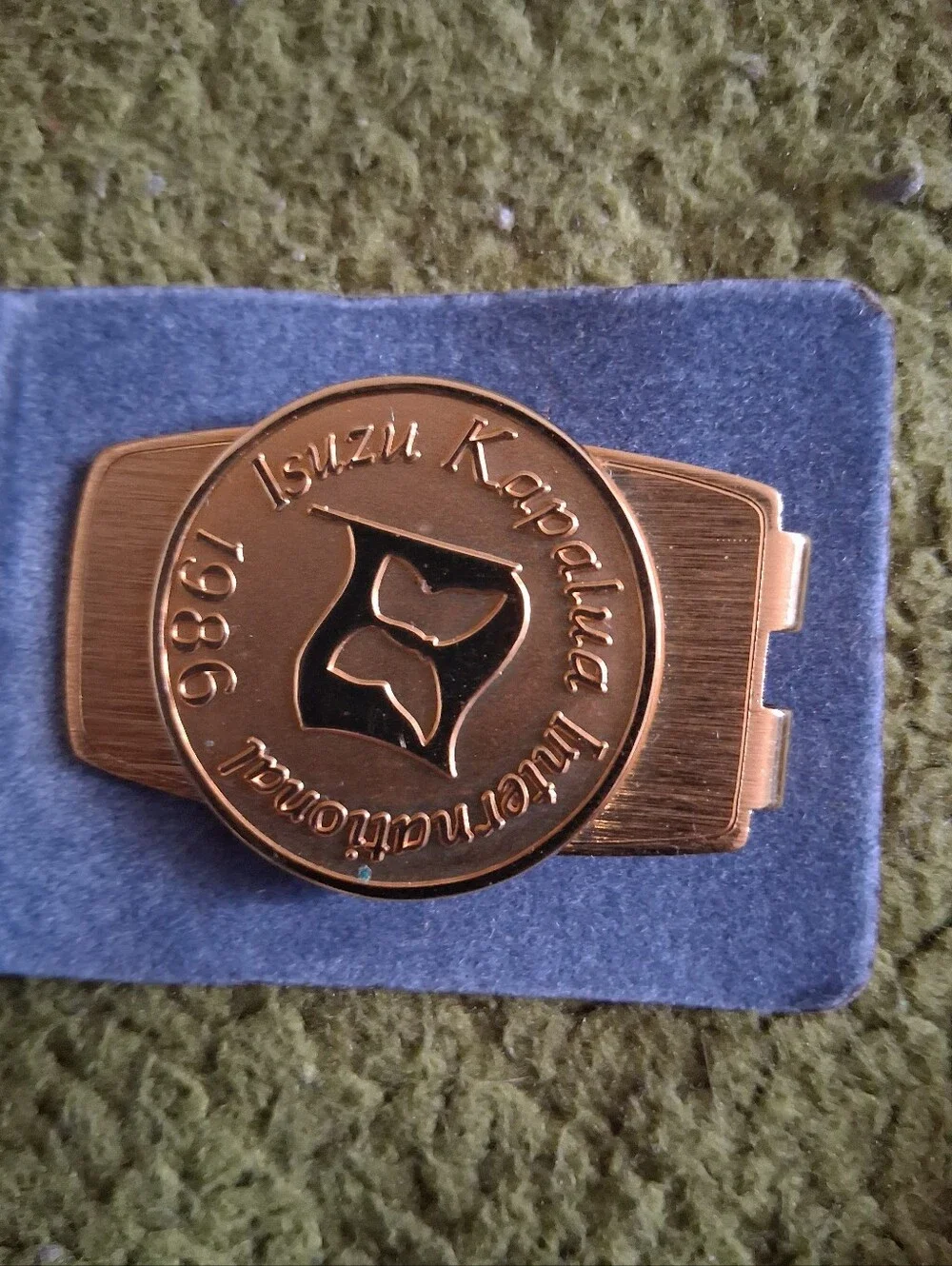 VtG New 1986 Isuzu Kapalua International Golf Money Clip - Pat. 3049772 A